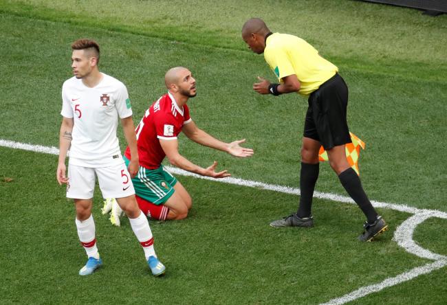 Cầu thủ Morocco điên tiết vì trọng tài… xin áo của Ronaldo - Ảnh 2.