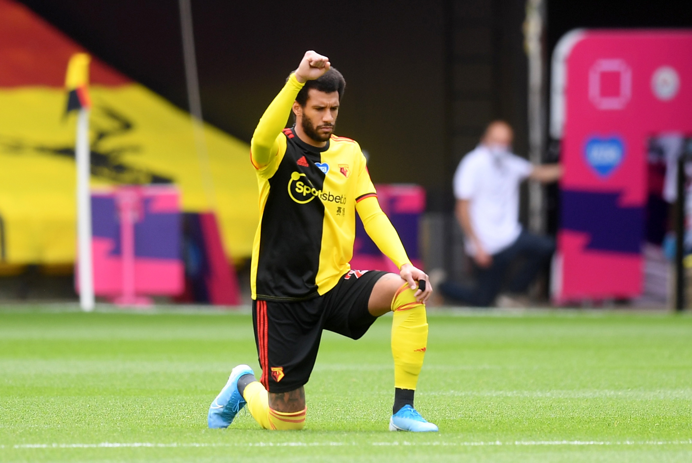 Etienne Capoue will stay with Watford this season