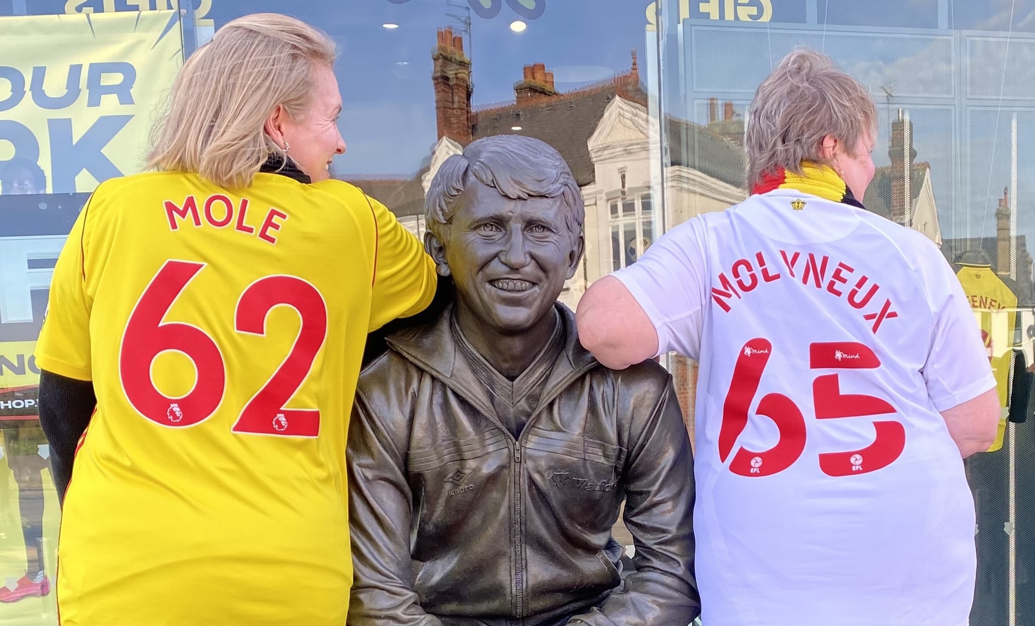 The family took a pic with the Graham Taylor statue