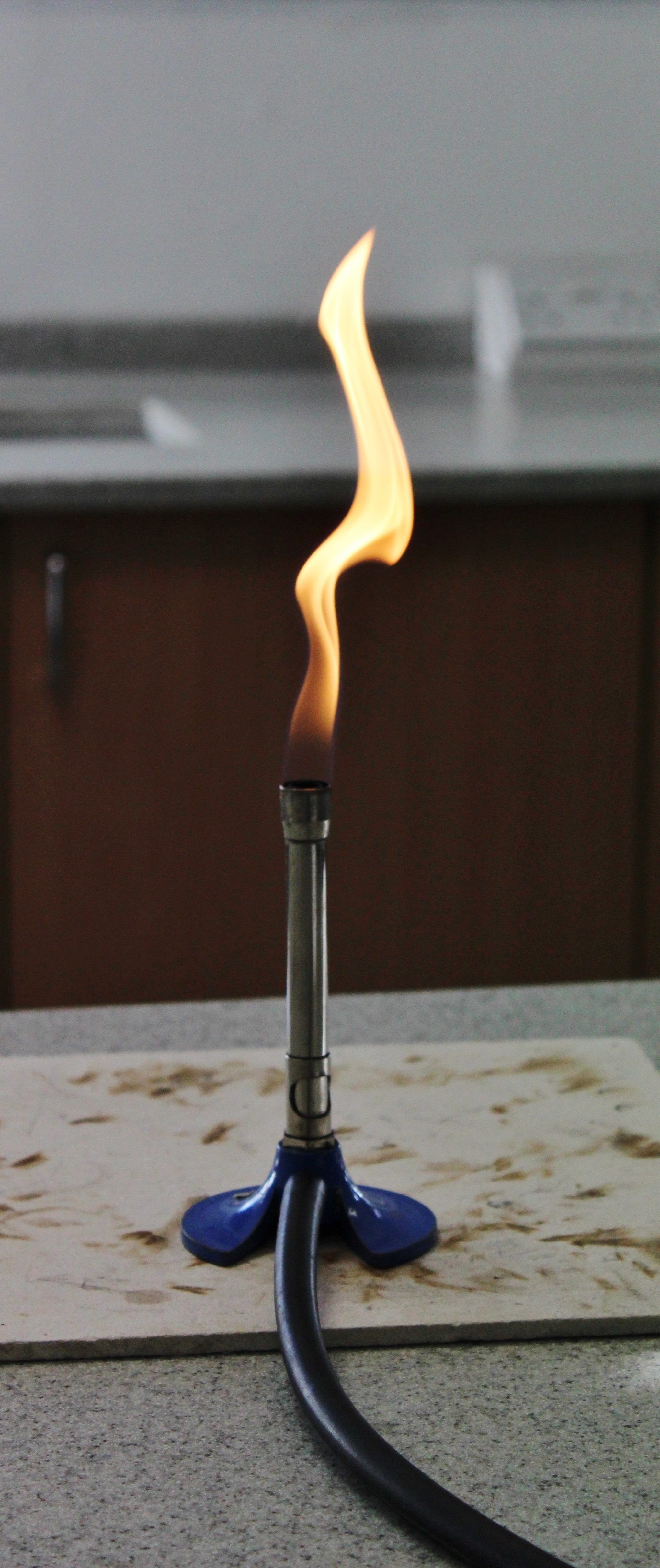 Bunsen burners: handle by the base. Photo: Pixabay