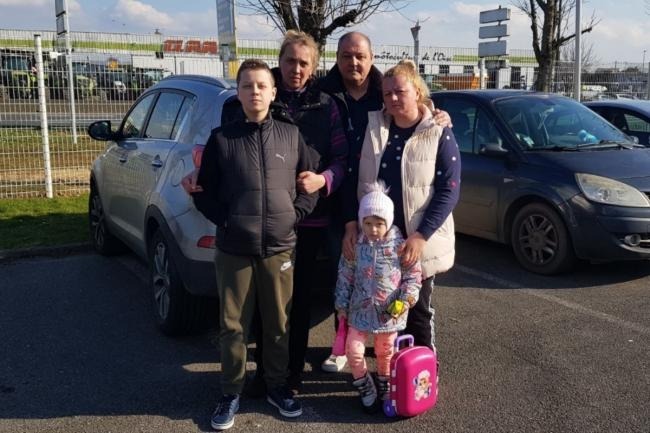 Steve Billington with his Ukrainian wife Iryna Shyhera and extended family Bohdana Shyhera and Solomiia aged three and Pavlo aged 13.