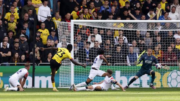 Watford Observer: Sarr curls in Watford's fourth. Watford Observer: Sarr curls in Watford's fourth.
