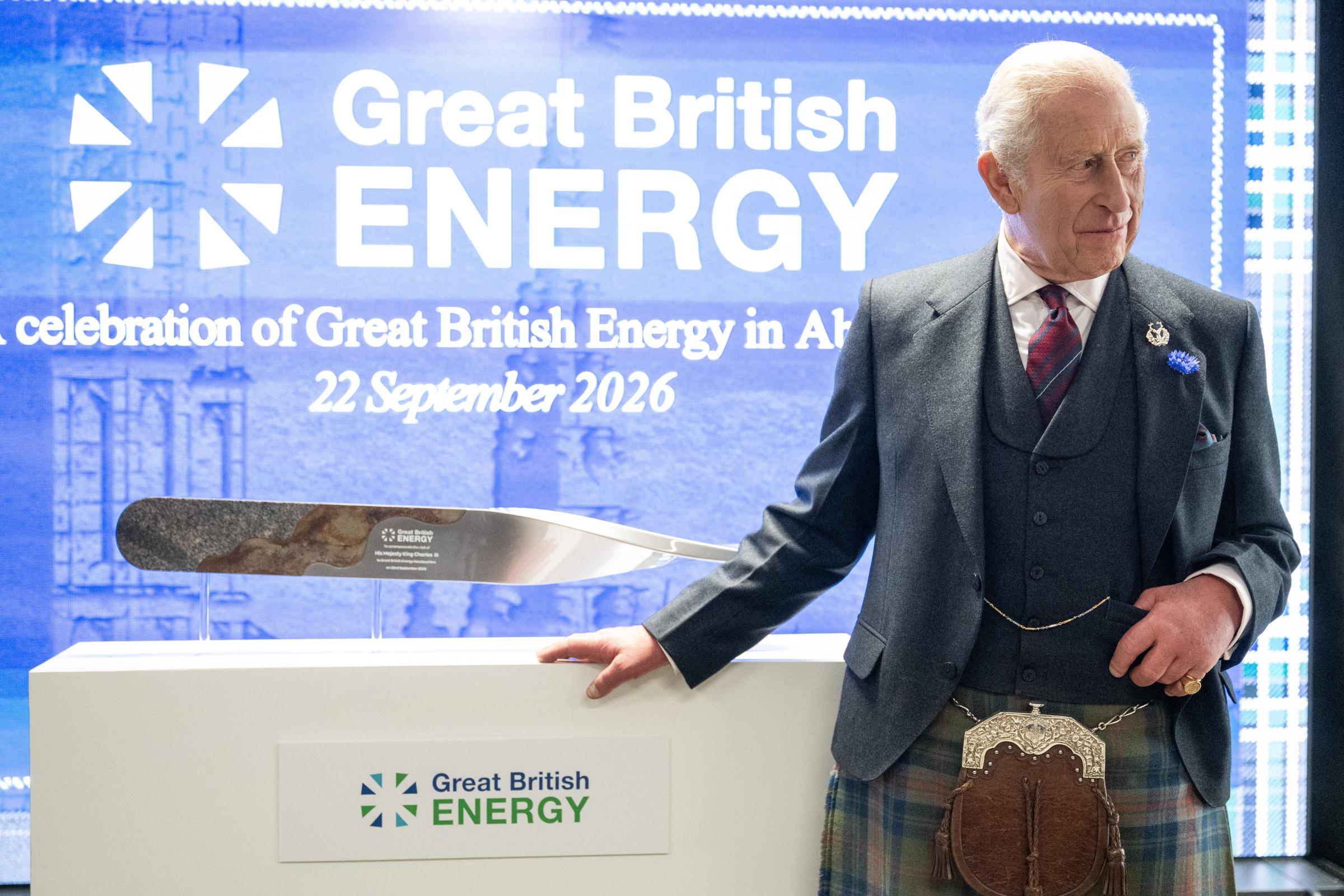 King hails ‘genius’ engineering skills on visit to GB Energy’s new headquarters