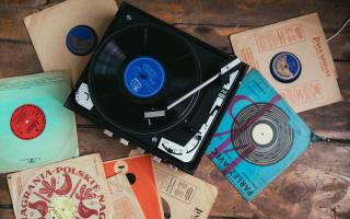 See the best record players. (Canva)